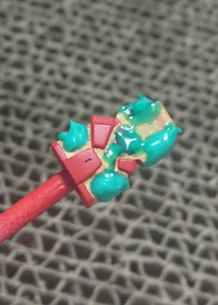 今回は特に塗り分けるパーツが多く、画像のようなマスキング地獄がめちゃくちゃあってとにかく大変でした....なんとか完成できて良かったです。もう2度とやりたくないキット1位です。