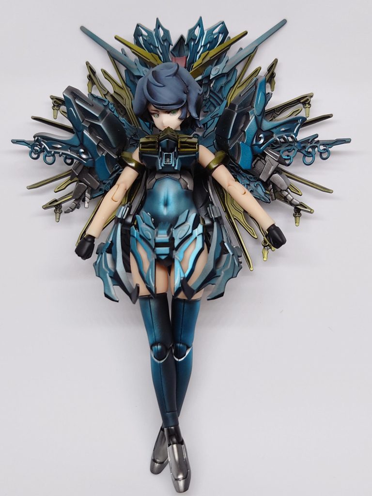 クリアーブルーを主役にするため黒色や銀色やクリアーを引き立て役にして塗装しました。