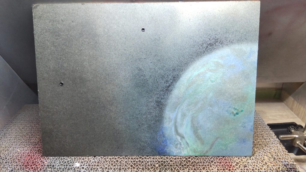 下地に蛍光を吹き付けました