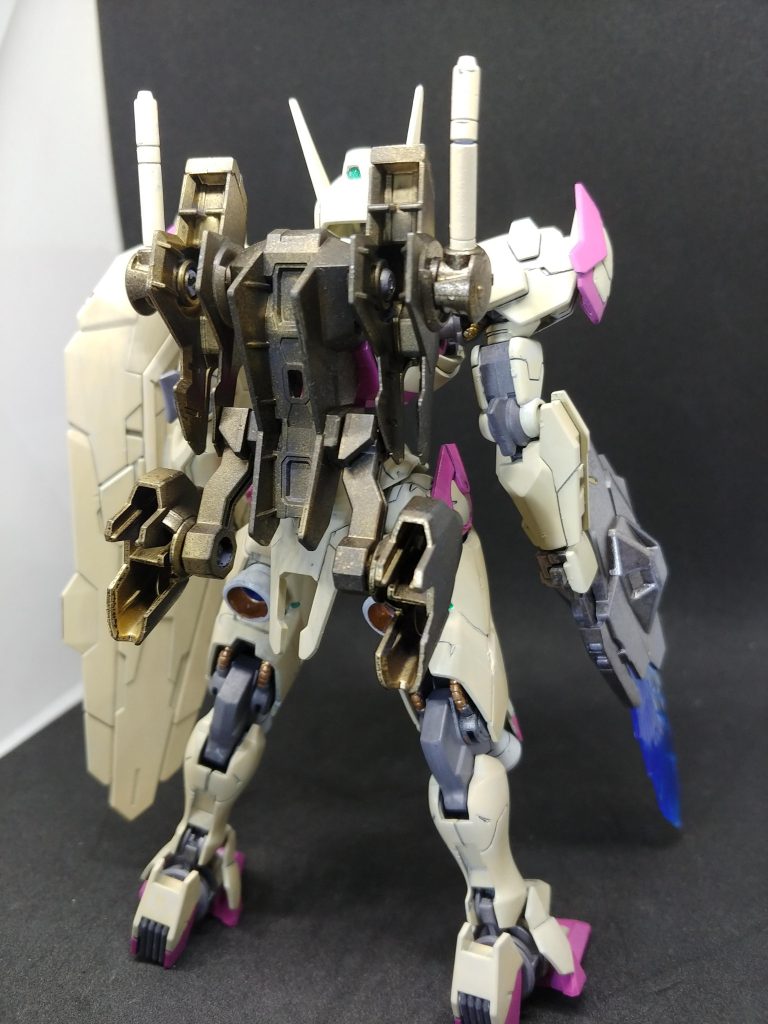 バックパックはゴールドとブラックを混ぜてみてうまく混ざり合わないもので、ゴールドが強く出たりブラックが強く出たりでもまぁ悪くも無いかな