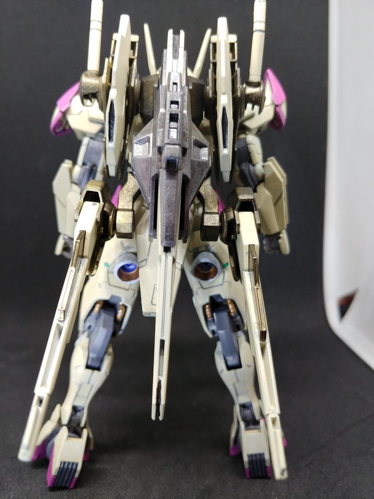 右のサーベルが折れそうです。