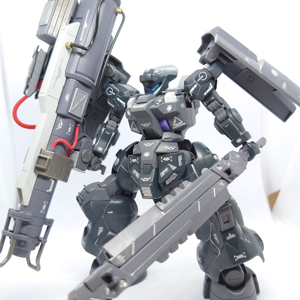 ディランザ・ソル 隊長機ベネリットグループの有する部隊の一つにおいて、隊長機として運用されているディランザ・ソルの一機体。ドミニコス隊の補充要員としての側面も有し、有事の際にはドミニコスの指揮下に下るようになっている。アスティカシア高等専門学校におけるフォルドの夜明け襲撃を受けて報復として地球に降下。実戦を試験に利用すべくジェターク社製試作ビームバズーカを装備している。