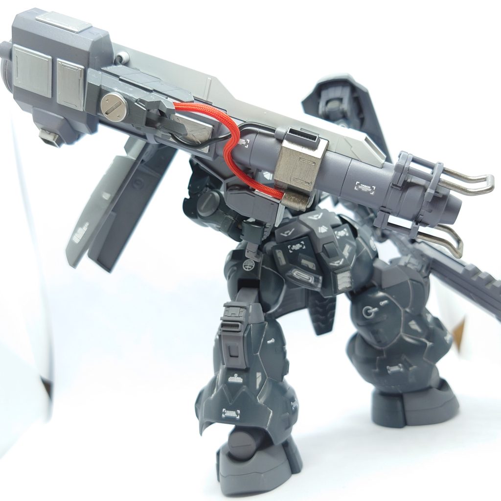 試作ビームバズーカ実戦運用を想定して開発されたビームバズーカ。その出力と取り回しの悪さから、設計に余裕のあるディランザ系統による運用が望ましいとされる。火力が高すぎたため出力を30%落としていても機体を爆発させる可能性が高く、そのためアスティカシアでの試験運用ができず運用データ不足となっていた。