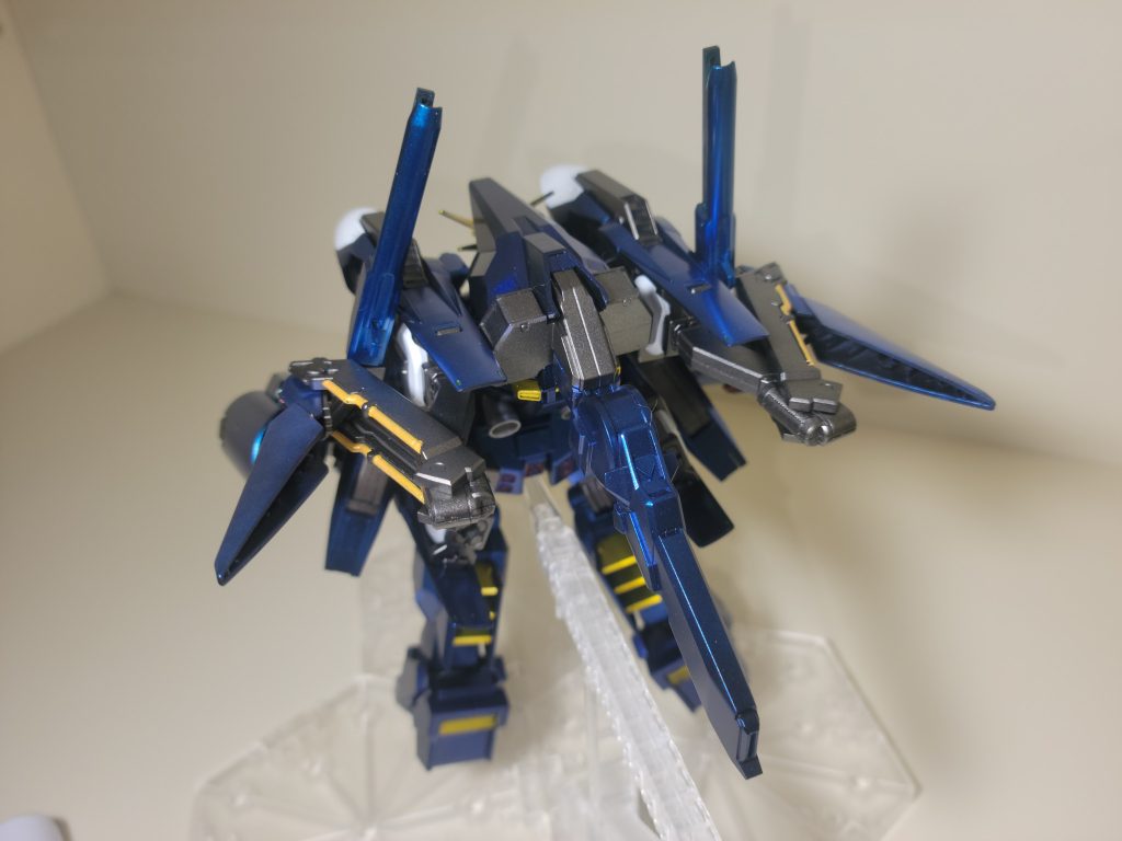 とにかく本体は通常ガンダムサイズなのに、ブースターやらなんやら色々で、ズッシリ。とうぜんポロリも多く、各所接着剤どめです。