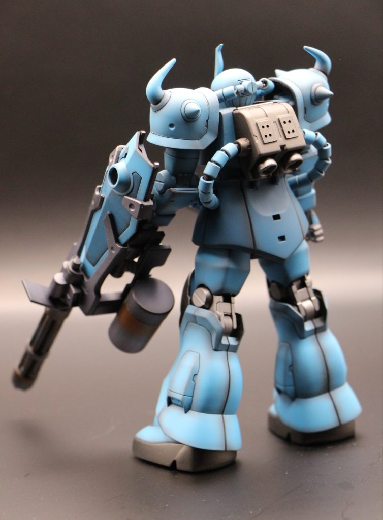 合わせ目消しは肩と腕のみで、ふくらはぎ下部分はカンナ掛けで段落ちモールドにしています。塗装は全体的に薄っすらとグラデーション塗装を施してます。