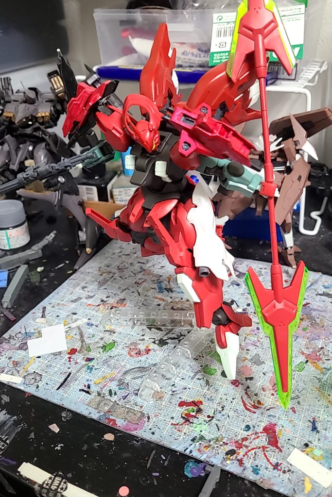 ビームジャベリンはモールドの掘ってある部分で切断して短く1ミリピンバイスで穴を開けてそこに真鍮線を入れて接着