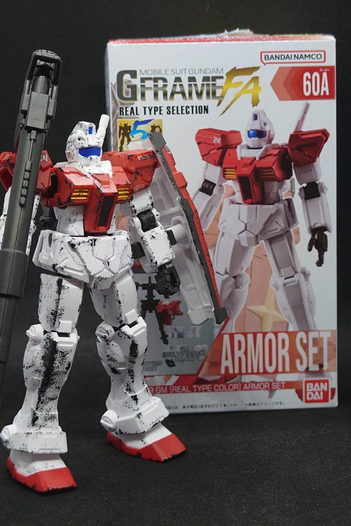 たまたまコンビニで売っていたジムに一目惚れし！あまりのクオリティーの高さでこのままは勿体ないと思いウェザリングに挑戦してみました！スポンジに塗料を付けてポンポンっとつけてみました下手過ぎて左足が黒くなっちゃいました（汗）