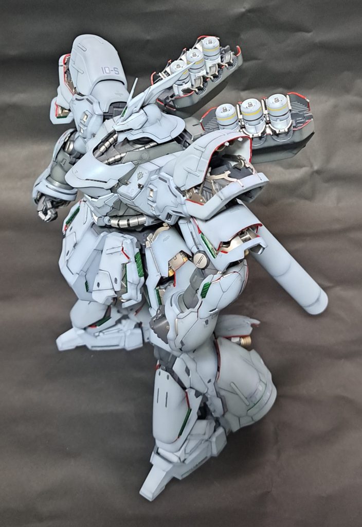 もともと戦闘機の塗料の消費のつもりで始めた制空迷彩塗装モドキ　それに合わせてハッチ端部も赤くしてみました腰の動力パイプは金属パーツに変更サイコフレームはグリーンに肩と脛のアーマーの分割ラインも変更しました