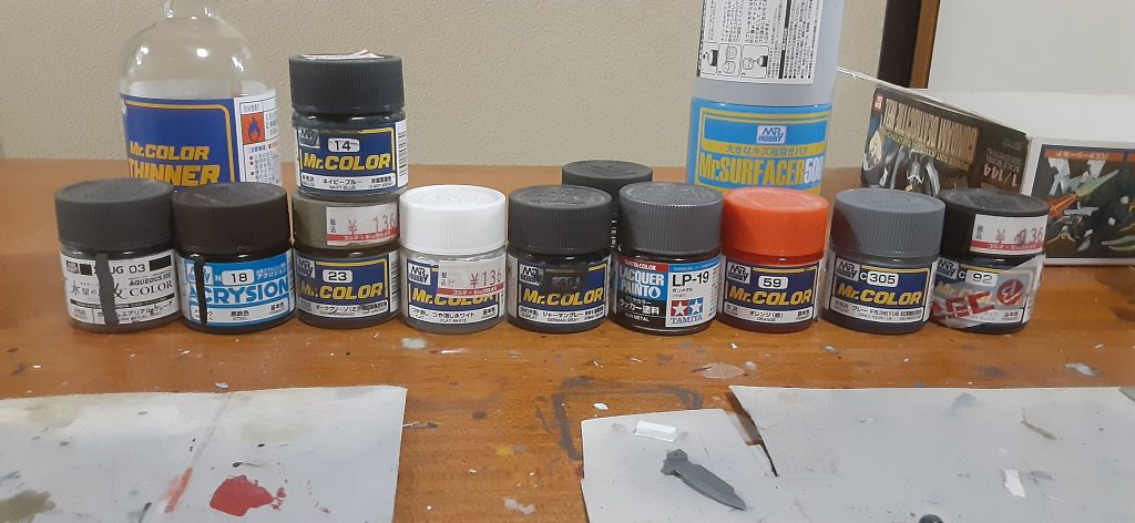 使った塗装です、いつの間にか色々使ってたw 基本Mrカラーのラッカーで、腰部のスラスターや胸部のセンサーやアンテナに水性のグレー、肩のブースターユニットのタービン部分の黒鉄色も水性です。