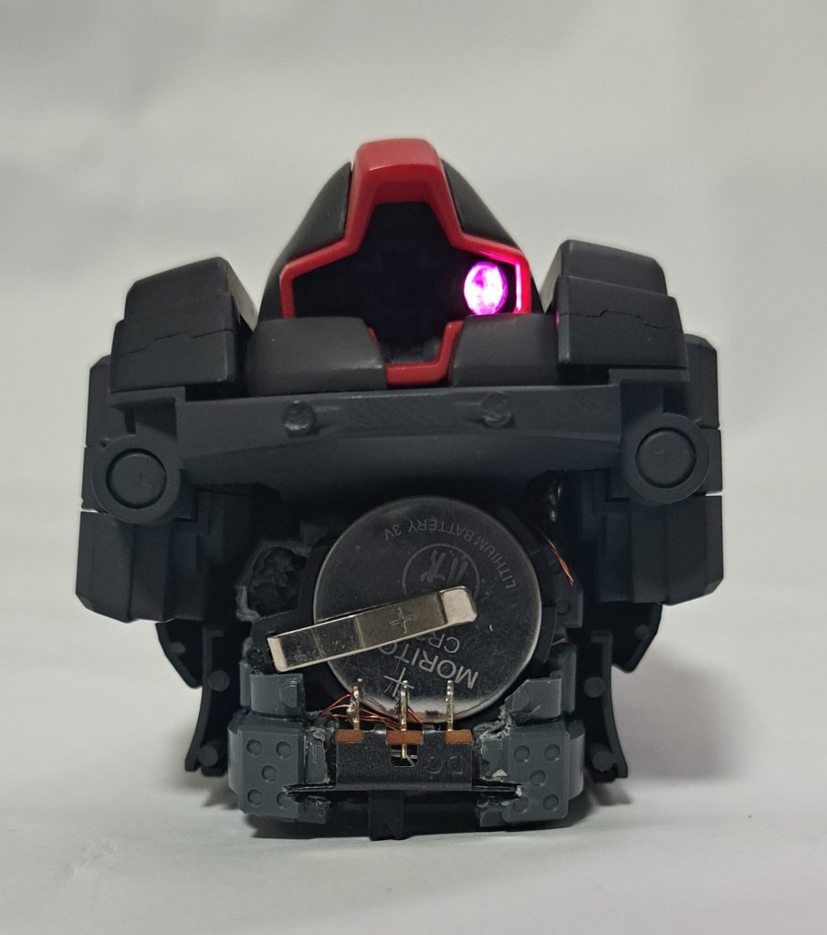 電池BOXとスイッチをどこに仕込むか悩みました