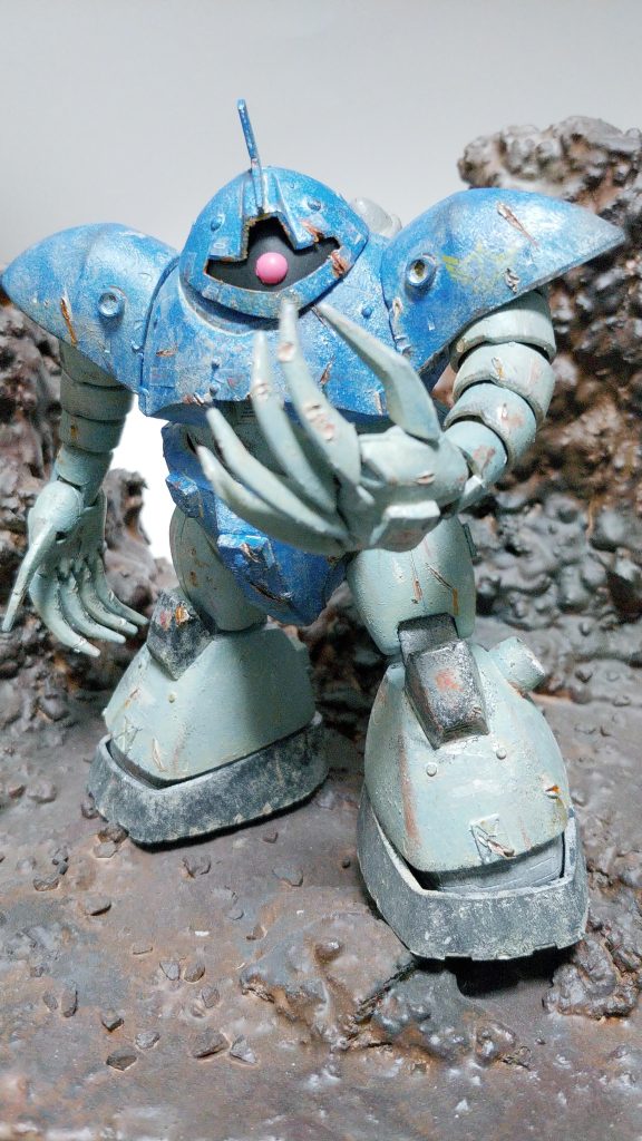 部下を逃がすために殿をつとめる隊長。多分「来いよ、連邦」とか言ってる。そして多分ピンチに逃したはずの部下たちが戻ってきて形勢逆転する。更に多分命令違反をした部下たちを罰として飯抜きにして、夜空を眺めつつ「ヒヨッコ共が」とか言いながら部下たちの成長を一人喜ぶ。そんな隊長が率いる部隊はどんな部隊なのか…妄想がモリモリはかどりますな。これもまたガンプラの醍醐味