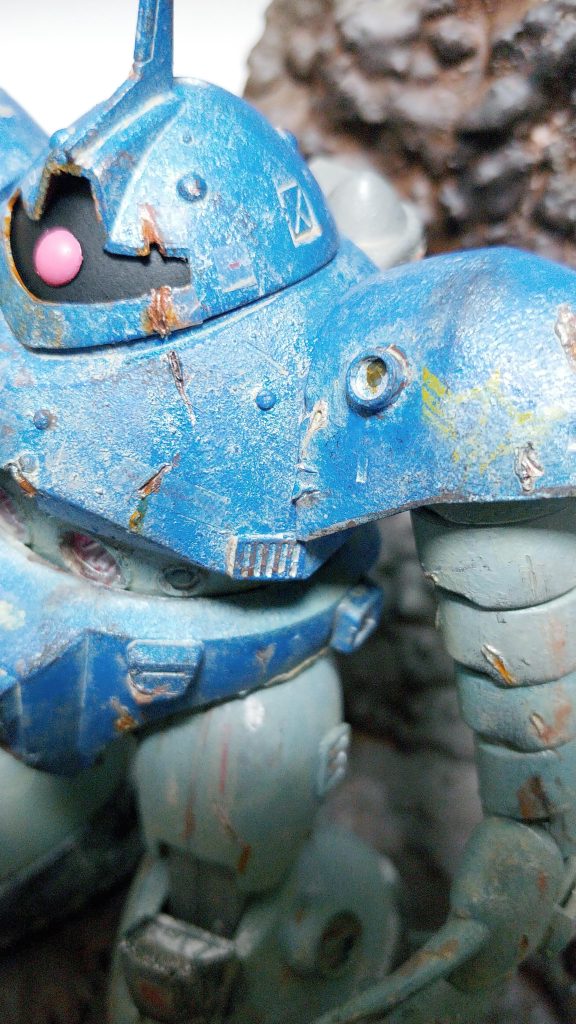 歴戦の戦士といえば片目ズバーっといかれてる! ということでそのノリで片目付近をズバー。多分ビームサーベルを回避した時についたのでしょう。この部分と、左肩の消えかけのジオンマークはお気に入り