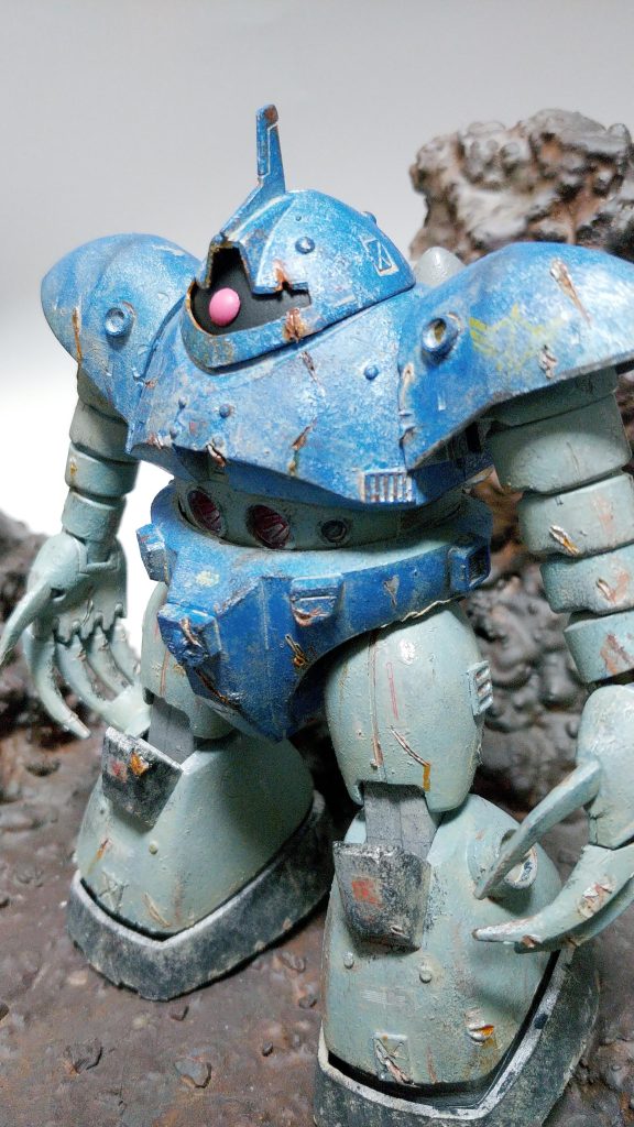 各部をディテールアップ後、全体にタミヤセメントを塗ったくって歯ブラシをトントンしてデコボコに。それからシルバーで塗ってからスカイブルーとライトブルーなどでドライブラシで塗装。最後にウェザリングカラーやクリアオレンジで錆びさせつつウェザリング。なかなか手間でしたが、まあまあ満足