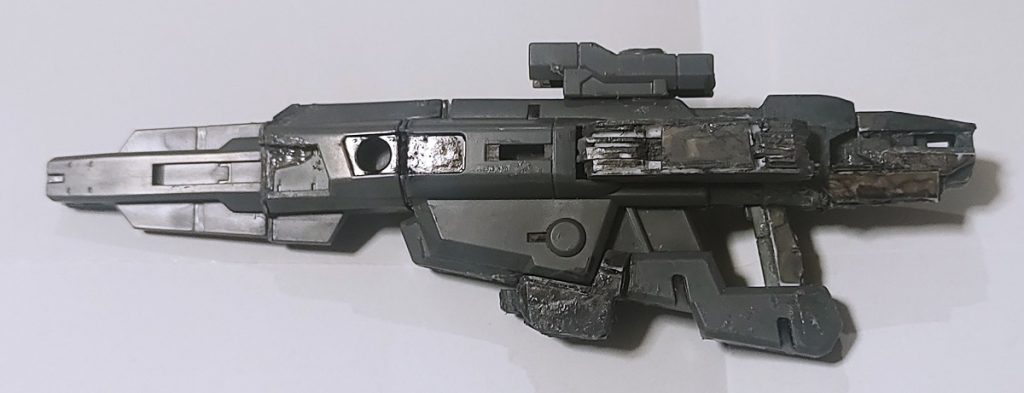 ●通常時仕上がりゴテゴテは、すみません。未熟故なのでお許しを。銃の後ろ部分は可動指でもホールドできるようにネオジム磁石を仕込みつつ、隠すためにプラバンで蓋をする形になっています。グリップ部分にも直径2mmの穴を開け、ネオジム磁石2mm径を配置してプラバンで蓋してあります。製品そのままのサイズよりも少し前後に大きくなっています。