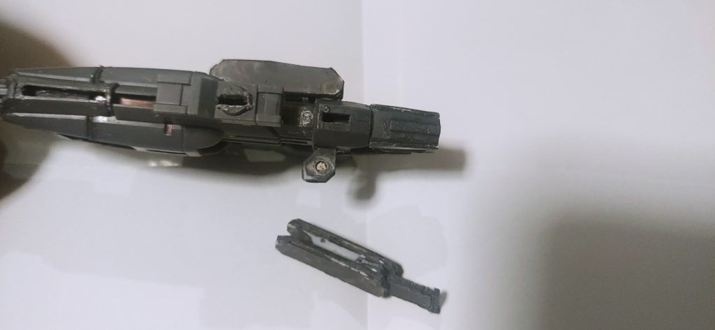 ●アーム展開ギミック部分0.5mm厚のプラバンを重ねて作ってあります。2mm径のドリルでプラバン4枚重ねのグリップ部、基部に穴を開けてます。その穴に、2mm径✕1mm厚のネオジム磁石を2個差し込んでます。基部とグリップ部の受けになる部分はプラバン0.5ｍｍ厚2枚を重ねて切出しており、位置にも2mm径の穴をそれぞれのジョイント部分にあけ、ネオジムを埋めて磁力で固定＋可動を再現しています。