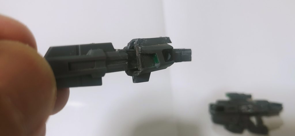 ●レッツ分割！＋「伸縮できる」とはどうゆうことかを考えるひとまず、ビットオンライフル状態にするためのロングバレル部分を思いっきりぶった斬り、ビットの取り付け部と銃口部分に分けました。構造上、本当は蛇腹式っぽいレールの伸縮ギミックを１本のレール上で各種パーツが移動する方式で再現を検討してみました。