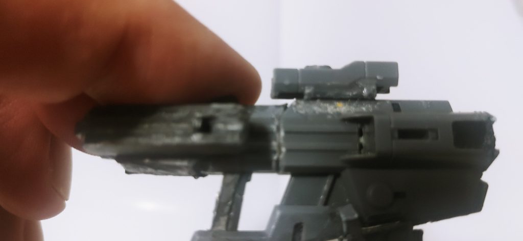 ●レールを仕込むための分割位置先にアーム部分を製作したため、レールを走らせるには、画面中央やや右のラインからカット。モナカの中側に詰め物という名のプラバン製レールなどなどを配置して・・・