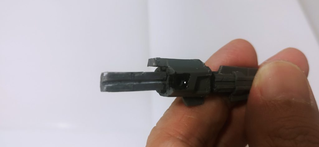 ●レールガイドを作ってしっかり固定を実現エアリアル改修型のビームライフルはトリガーなど銃の後ろ部分がはモナカ構造になっているところがあり、中の空洞を利用して通常時のバレルサイズに縮むようにプラバンでレール部分をスクラッチしました。そのレール部の間に入るビット固定部のパーツを先に差し込み、レール部のプラバン切り貼りと積み重ねを行い、最大38mm引き出せるようにしています。