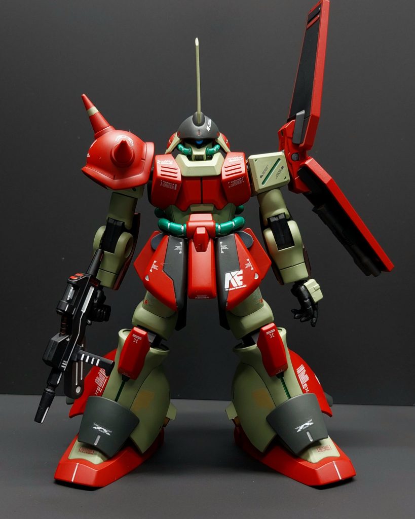 左右非対称が好物の私には最高の機体でしたね🎵右肩と左肩を入れ換えて何となくエース機っぽく(勝手なイメージ)❗基本色をライトグリーン系を使ってジオン系っぽさを大きなパーツなどを赤系とダークグレー系を使ってエゥーゴのエース機体感をイメージしました。