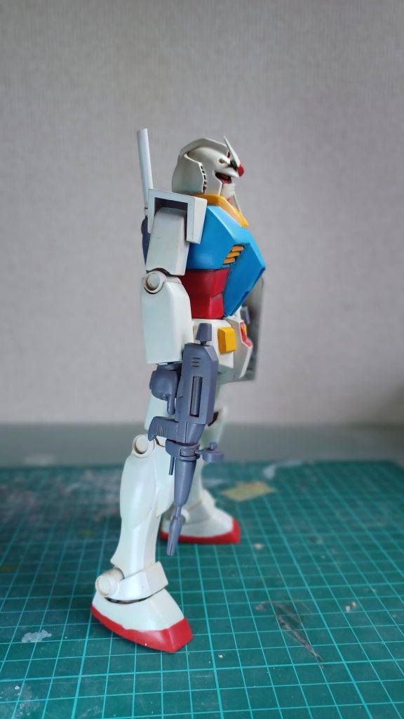 真横。肘、膝、足首の○のパーツは市販パーツに置き換え、統一感を出してます。