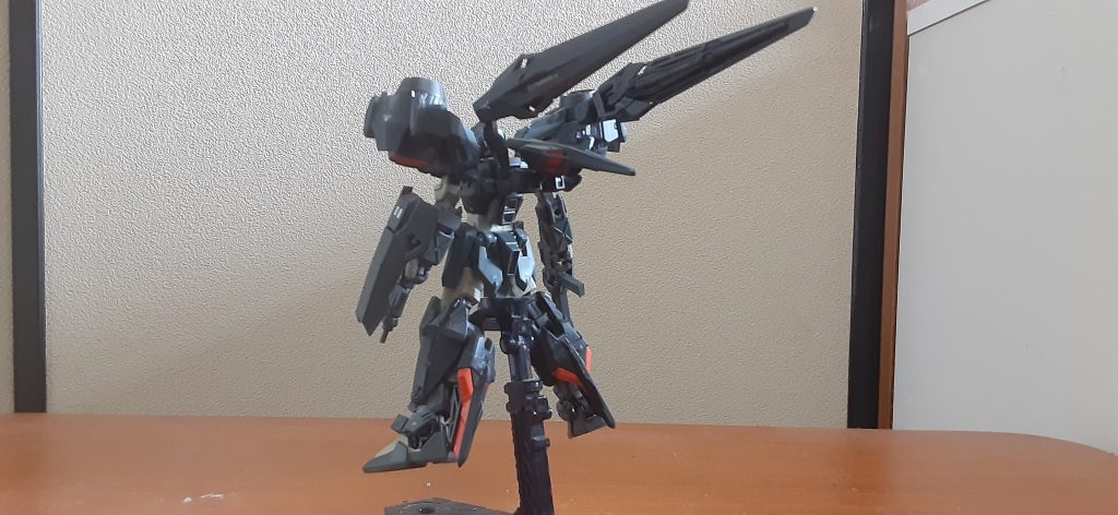 本体に施した追加アーマーは、0.5ミリプラ板を加工してそれっぽく。ただ凹みディテールは、あの大きいディテール掘る道具無いので0.3ミリプラ板を細く切って凸ディテールにしてます。ジェミナスのブースターユニット、背部のはバックパック側のジョイントがダボ二つなんでビルダー系のジョイントパーツ使って一つダボにしてます。脚部ユニットは内側の凸ジョイント切っただけですっぽり入ります。このユニット使おうと思った理由ですw