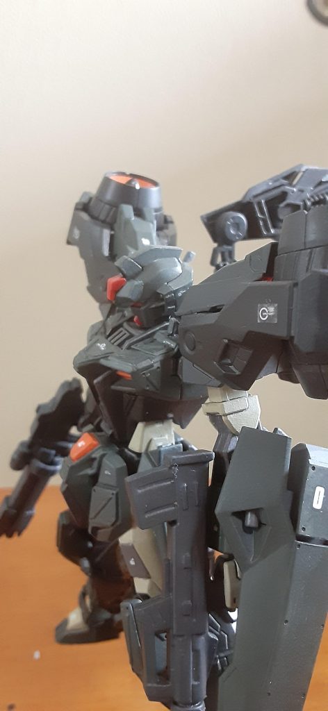 嫌いではないですが、どうもストライクのV字アンテナって主張凄いなーと思ってて、一度アンテナが無い状態見てみたいと思ってアンテナ基部を残してカット、ジム系の額アーマーみたいにしてます。左肩に適当に作ったセンサー、右肩にはジムコマンドのアンテナ移植してます。また肩関節のボールジョイント化に伴いできた隙間にも余ってたパーツ付けてディテールにしてます。首もとに貼ってあるパーツ、タミヤの4号戦車の余りパーツを少し削って付けてます。