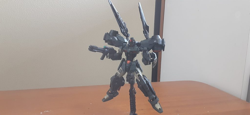 フルバーストモード、ウイングの内側ライフルなんで。塗装は、フルアーマーガンダムやコマンドガンダムを参考にグリーン系にしてみました。一部オレンジを差し色にしてます。カメラアイは緑が好きなのでメタリックグリーンに、頭部の赤い部分はそのままです。ブースターユニット類はジャーマングレーで、こっちもスラスター部分をオレンジに。本体側は、ダークグリーン部分は手持ちの塗料が明るいのでネイビーブルーを混ぜて暗めに、二の腕や大腿部は逆に白を混ぜて明るめに。大腿部の正面だけグレーにしてます。