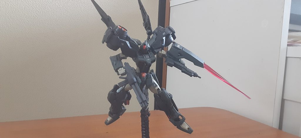 武装類はキット付属のライフルを30MMの余りパーツとプラ板で改造してダブルライフルに、銃口部分はランナーを加工してますが銃口の穴が少しずれてる…w 左のマシンガンは一応ビームマシンガンです‼️w HGのGP01のを少し加工して持たせてます。色は色々悩んで調色してユニットと被らないように。シールドはライトニングガンダムのやつを短くして裏側に余ってたビームサーベル基部を貼り付け、ジョイントも余りパーツで自作