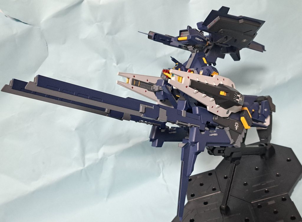 クルーザーモードにするにはバックパックとフルドドの接続部分が干渉してフルドドが胴体に平行にならないので加工が必要です