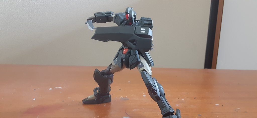 軽装状態、ナイフはこれまた30MMのやつにライフルのサブグリップが余ってたんでそれを持ち手にしてます。関節と装甲のグレー部分を同じガンメタにしたんですが、分けたほうが良かったかな…ストライクのこの胸部や足のグレー部分てフレームにみえるんですよね。違うのかな