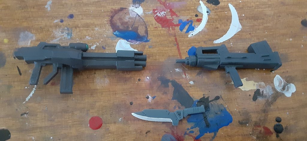 ビームライフルは、サブグリップを廃してプラ板で作ったマガジンを付けて、センサーもジャンクパーツとウェーブのクリアパーツで作ってます。形のイメージはXディバイダーのビームマシンガンです。