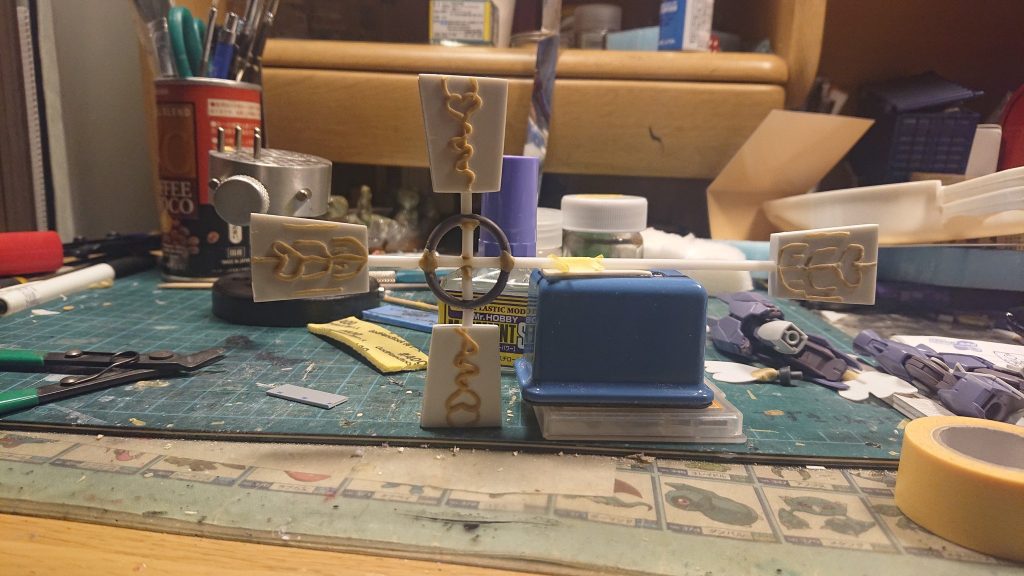 武器はプラ板とランナーとエポパテで自作しました