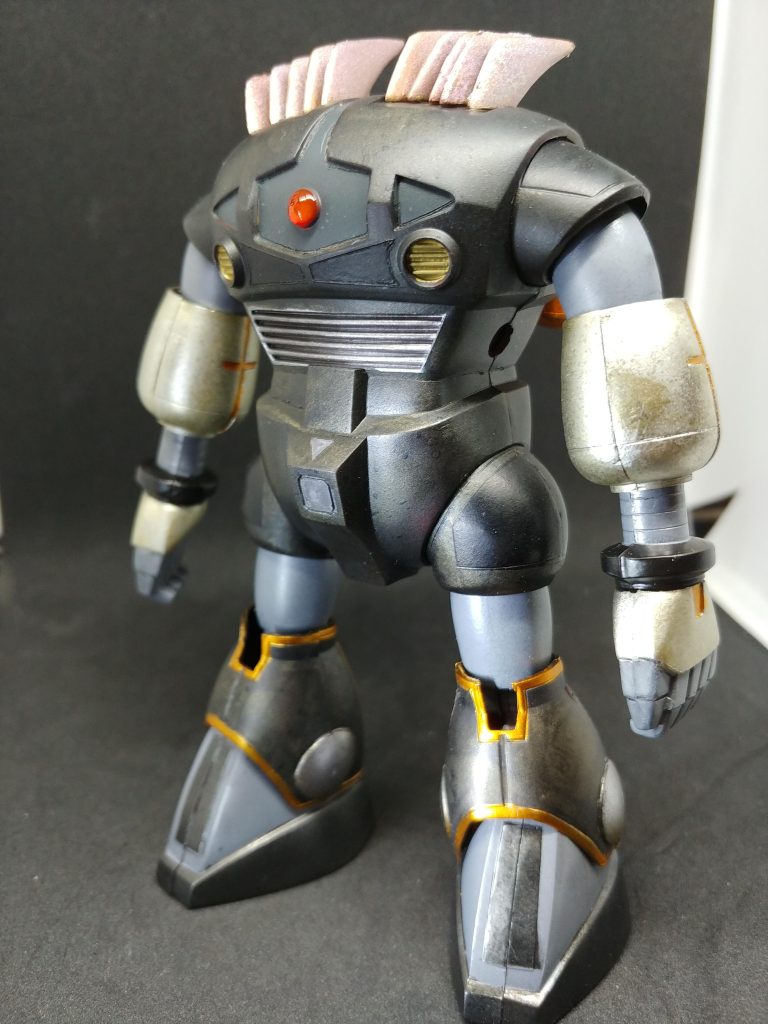 メインのボディカラーはルブリスのバックパックで使用した【ガンダムブラック×ガンダムゴールド】初めゴールドっぽさが出ず黒っぽかったのですが、マスキングして剥がしたらうっすらゴールドが出てきて良い感じだったので、後で全体的にマスキングテープでペタペタと写真であまり写って無いかもしてないけど、迷彩っぽい感じに