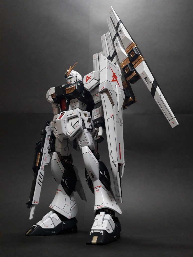 備忘録下地:サーフェイサー(グレー)ホワイト:ホワイト+明灰白色(数滴 5%位?)ライトグレー:ホワイト+明灰白色(10%位?)ネイビー:ネイビーブルーフレーム:黒鉄色 40%+シルバー 60%各所塗り分けにゴールド、シルバー、クリアレッドなど(エナメルも混在)スミ入れ:ダークグレーデカールは手持ちを色々組み合わせてあります。バズーカ弾頭部分をネット記事を参考に後ハメ加工。