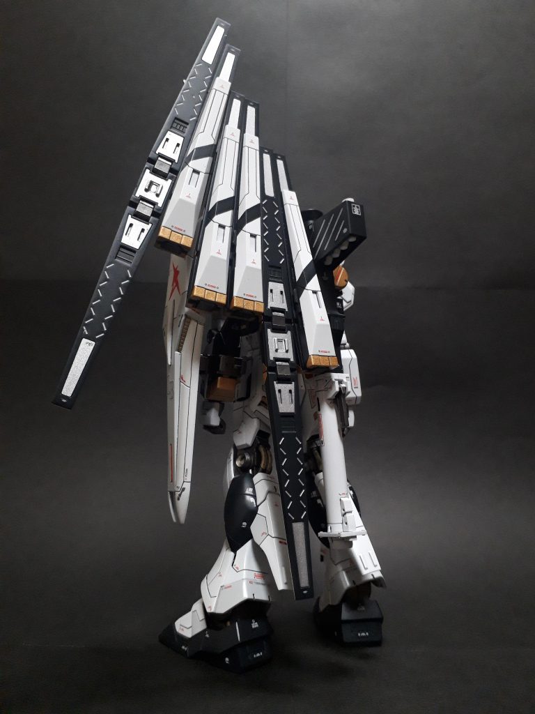 ファンネルはRGのHi-νガンダムに感化されて、ちょこっとラインを入れてみました。