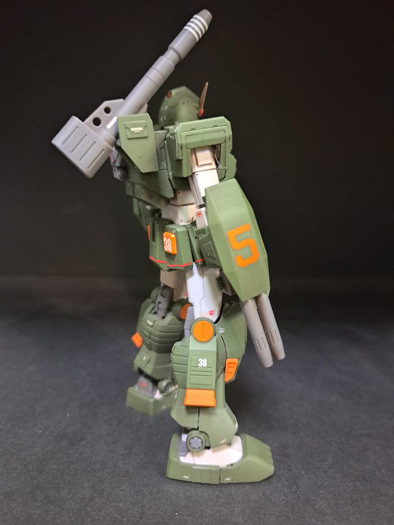 連邦マークのでカールを失敗してしまったので「5」のデカールをとりあえず貼ってます。