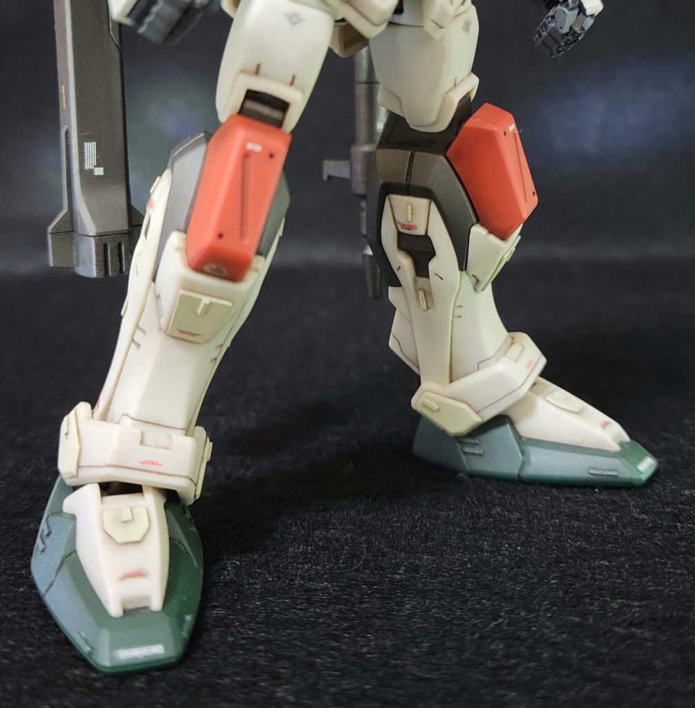 ヒザの上下にプラ板挟んで2mm伸ばしてみました。気持ちスマートになったかなぁ。あと、合わせ目消し頑張ってみました。スネとかモモとか目立つ位置に出ちゃうんで。ランナーから削り出したプラチップを接着剤と混ぜて、溶けてきたヤツを合わせ目に塗って…、はみ出たソレを乾燥後にヤスって…。合わせ目なんとか目立たなくなりました!嬉しいですっ!