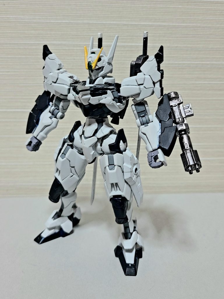 そしてルブリスブレイカー近接メインの軽めの機体ということでシルエットを変えつつ近接メインにしようということでこういったアセンにしました。肩の装甲は30MMスピナティオの足首を接着腕の装甲は戦国アーマーのものを使用しました。