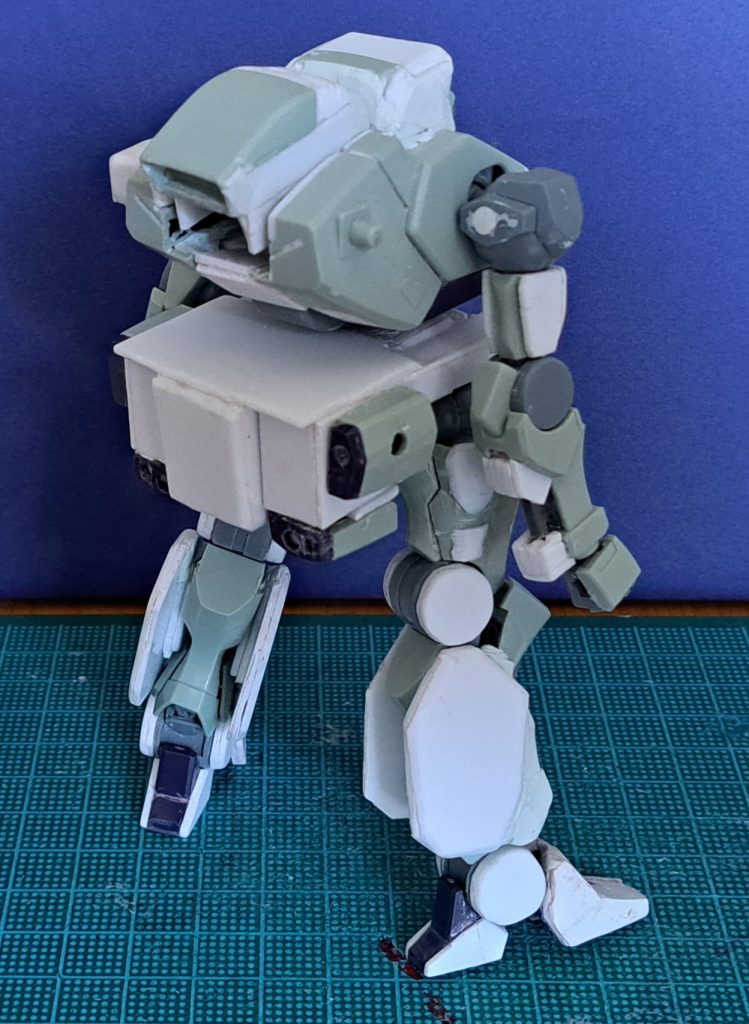 塗装前の様子 (背面)腰部に追加された部品が目立つ。