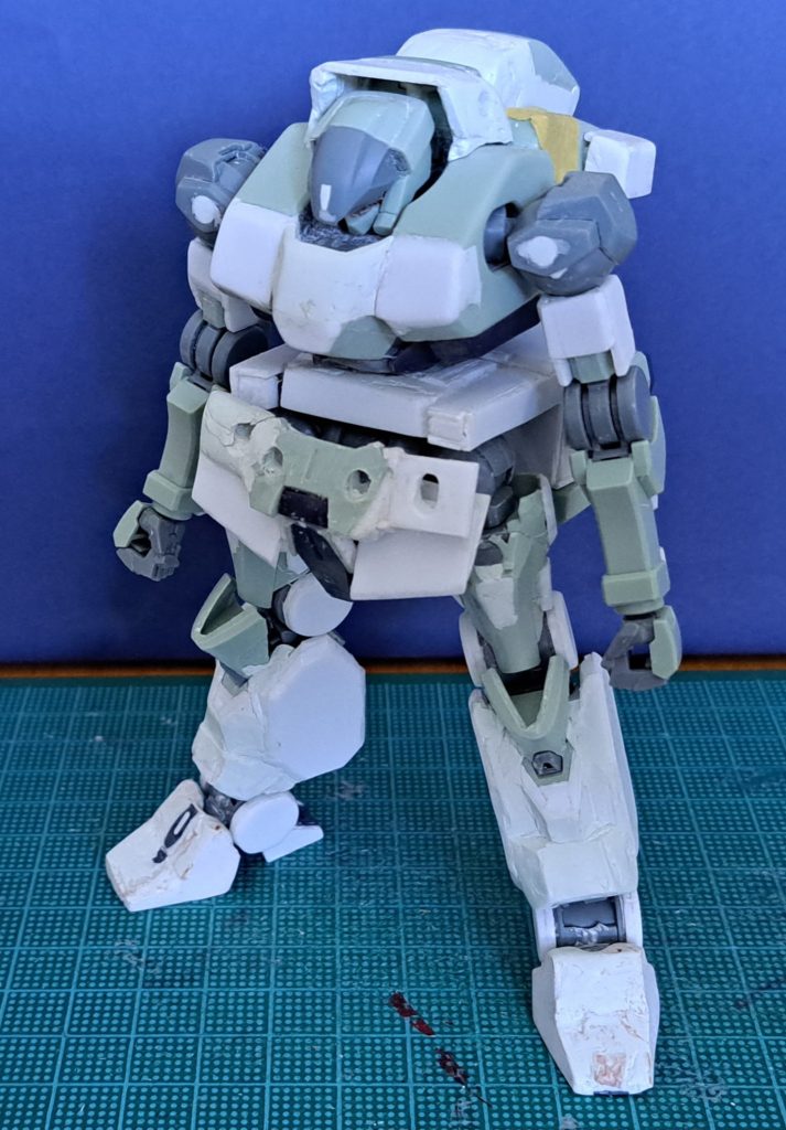 塗装前の様子 (前面)変更箇所と仕様材質がわかりやすい。おもな造形は、1.2mm厚のプラ板を用いた箱組や積層からの切削。プラ板での対応が難しい穴や隙間は、エポキシパテを用いた。