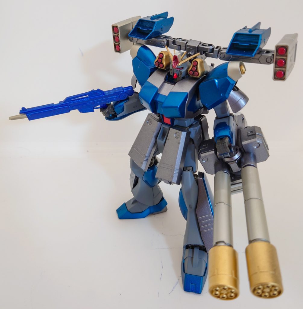 武器は、ビームライフルと2連装ガトリングシールド、頭部のハイメガキャノン両肩のミサイルポッド、バックパックのミサイルポッドです。