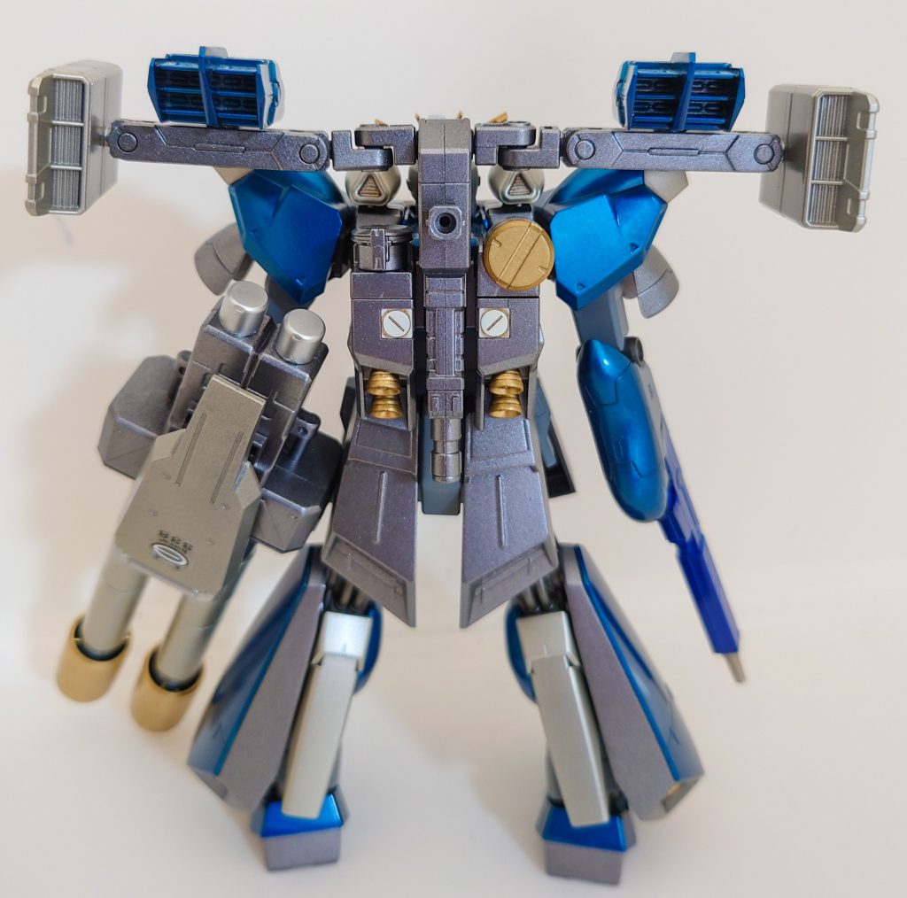 背面。バックパックにはスラスターとミサイルポッドを搭載させたものを取り付けてます。