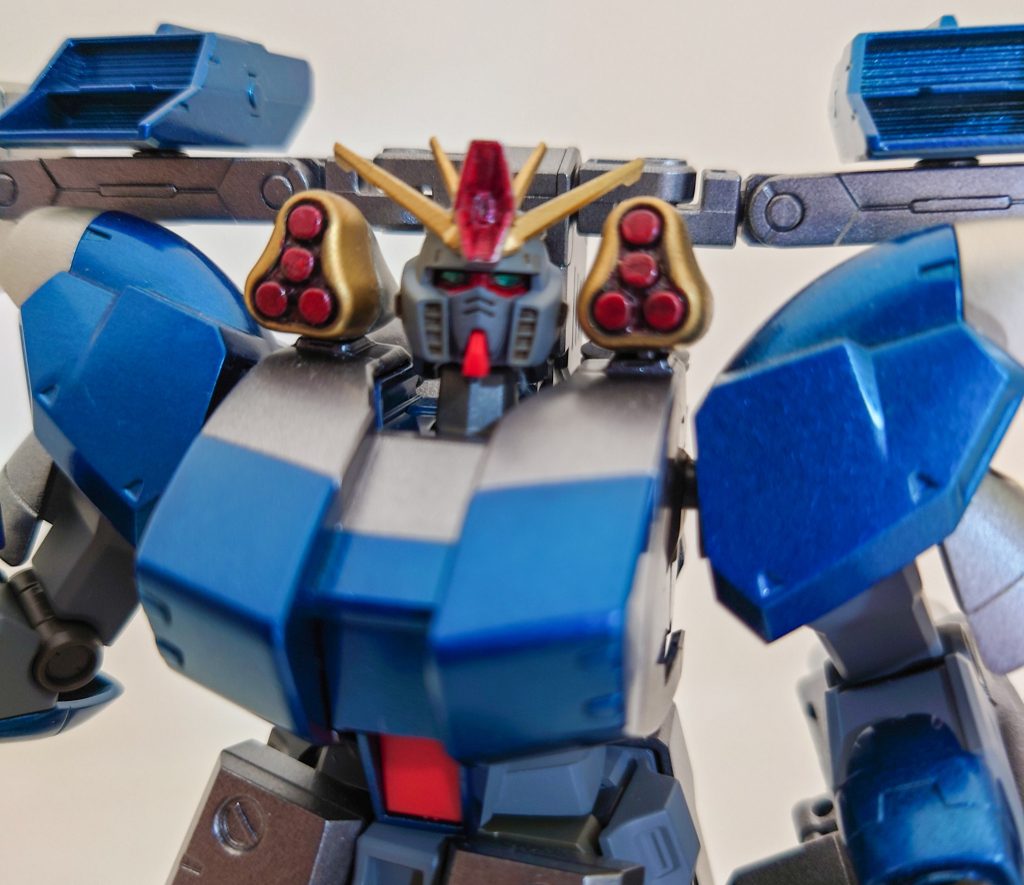 両肩のミサイルポッド。頭部のハイメガキャノンは健在です。