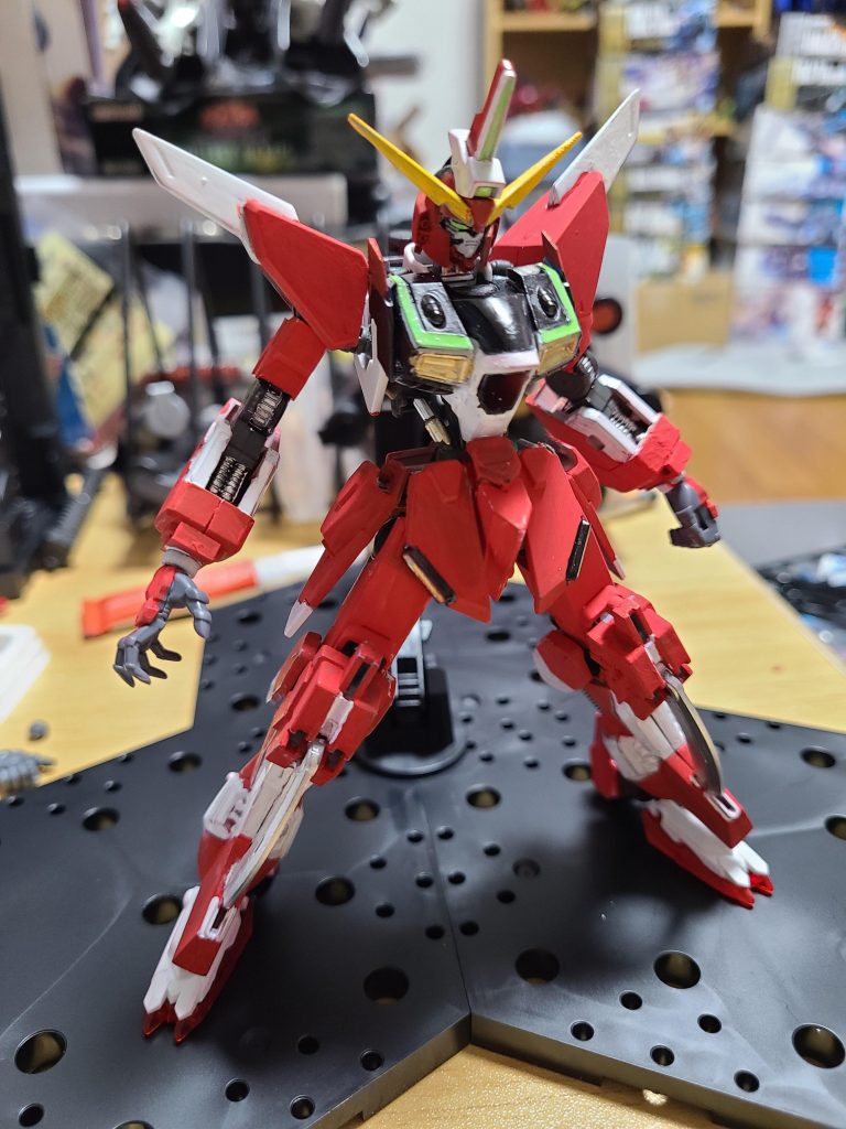 バックパックなしの姿。今回ガンダムフレームはバルバトスを使いましたので、顔つきや足におもかげは残りますね。