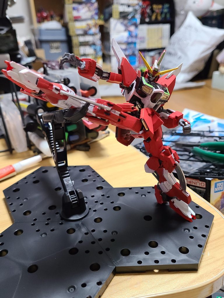 旧HG版では出来なかった足上げ蹴りもガンダムフレームは比較的出きるのでアクション性が段違いですわー。