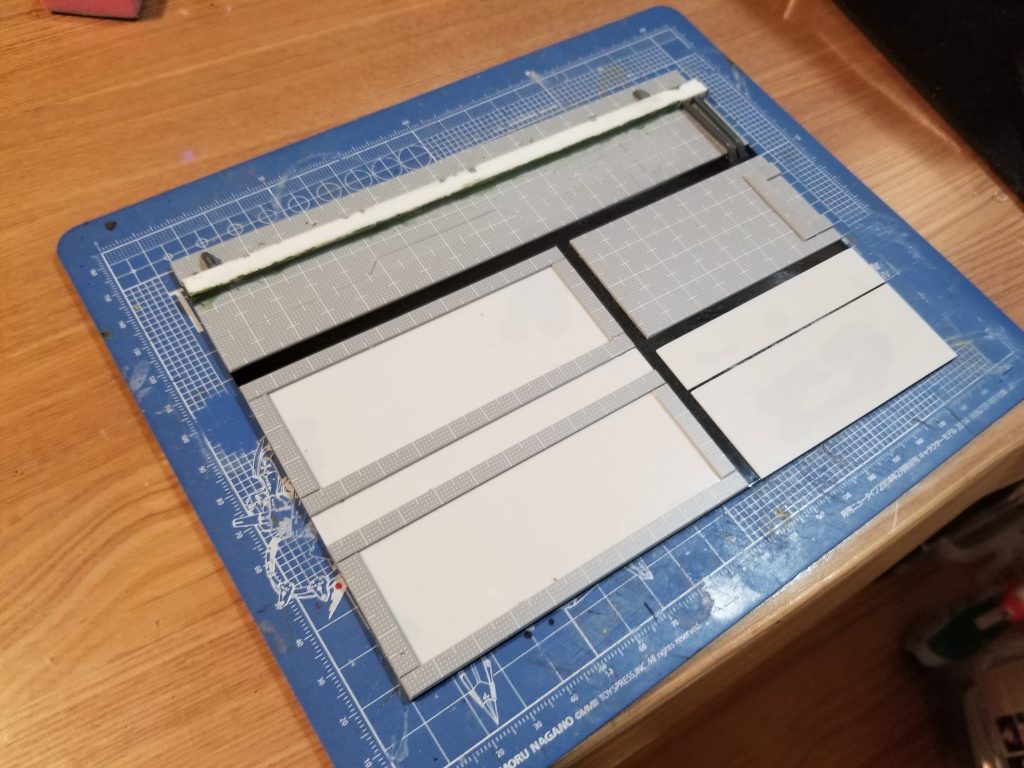 ベースは100均フォトフレームをベースにプラ板を盛りました