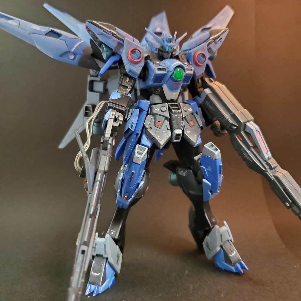 ウイングガンダムにヴィダールの脚部をあわせてシュッとした感じにしました。色味もヴィダールによせました。