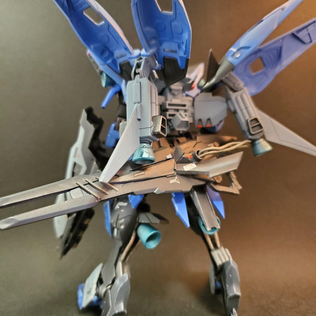 レールガンは腰にマウントできます。バックパックは数ミリ下方向に下げて羽を大きく広げるイメージにしました。