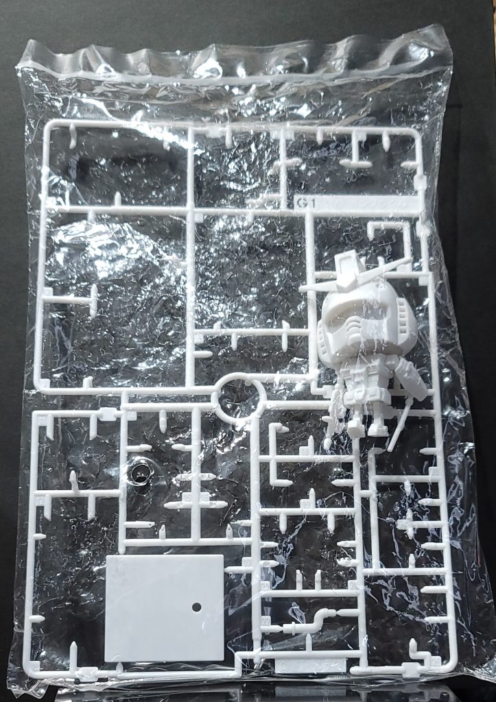 実はビームライフルの先が折れてしまったので、空気穴(？)から知恵の輪のようにして取り出して接着してから、また穴から戻しました。