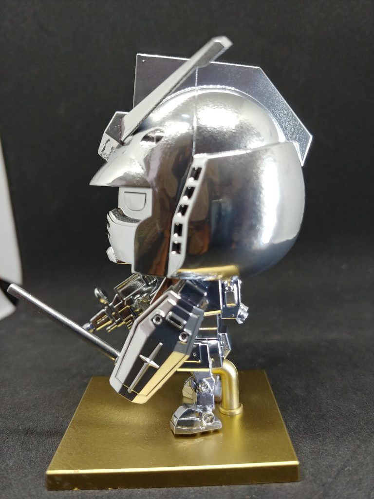 触れないので、台座にセットが大変でした。